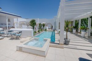 toit terrasse avec piscine extérieure et jacuzzi
