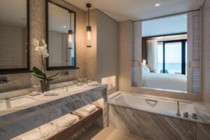 salle de bain avec baignoire qui donne sur la chambre et qui permet d'admirer la vue depuis le bain