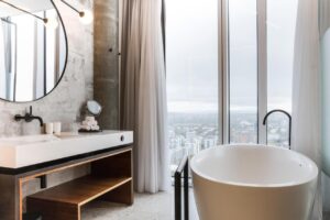 salle de bain avec vue panoramique depuis une suite de l'hôtel Tower Suites Reykjavik