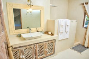 salle de douche avec douche à l'italienne