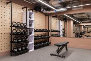 salle de fitness au sous-sol de l'hôtel