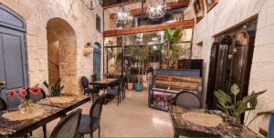 espace petit-déjeuner de l'hôtel donnant sur le patio intérieur avec sa piscine