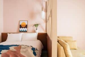 espace nuit isolé du séjour par une claustra