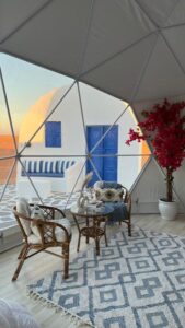 suite à la décoration grecque rappelant les habitations de Santorin