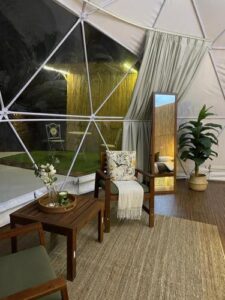 petit salon dans une suite à la décoration tropicale