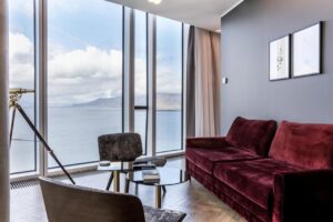 espace salon avec vue panoramique sur l'océan depuis une suite de l'hôtel