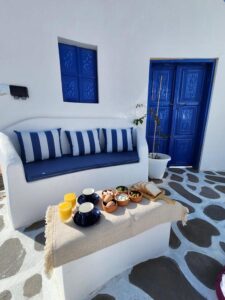 salon extérieur dans le désert et reprenant les couleurs bleus et blancs de Santorin