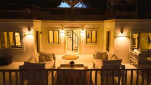 salon lounge ouvert sur l'extérieur et au premier étage de l'hôtel