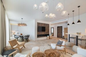 intérieur d'une suite de l'hôtel Villa Chika avec la partie salon comprenant une cheminée au gaz