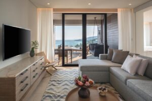 salon d'une des suites de l'hôtel avec vue panoramique sur la mer