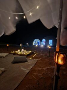 moment romantique en soirée dans le désert de Wahiba