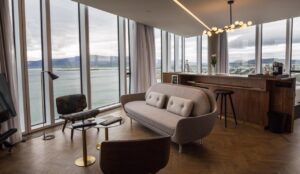 espace salon dans une des suites de l'hôtel