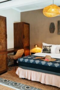 suite deluxe avec du mobilier en bois indonésien