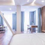 suite spacieuse avec espace chambre, bureau et salon dans un hôtel 4* à Katmandou au Népal