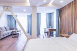 suite spacieuse avec espace chambre, bureau et salon dans un hôtel 4* à Katmandou au Népal