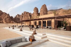terrasse avec lounge et vue panoramique sur le désert dans l'oasis d'AlUla, premier site touristique international d'Arabie Saoudite