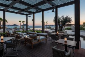 terrasse du bar avec lounge pour prendre un verre et admirer le coucher de soleil sur la mer