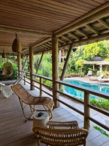 terrasse d'une chambre avec plusieurs espaces pour se détendre