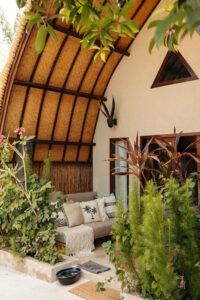 entrée d'un bungalow avec petit salon en terrasse et à l'abri du soleil