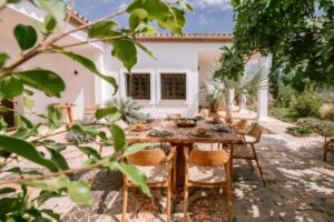 salon de jardin sur la terrasse idéal pour le petit-déjeuner