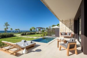 terrasse privée d'une suite donnant directement sur le bord de mer et avec transats et piscine privée