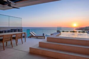 terrasse d'une suite avec piscine privée et vue panoramique sur la mer
