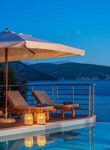 transats au bord de la piscine privée