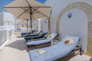 transats sur le toit terrasse de la chambre d'hôtes