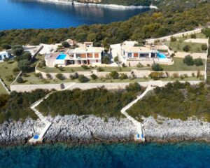 vue aérienne des villas à louer en location de vacances sur l'île de Leucade