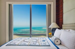 chambre d'une suite avec une vue panoramique sur les mangifiques couleurs de la mer
