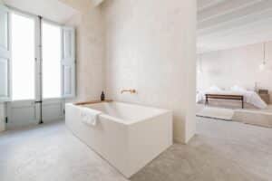 salle de bain avec baignoire et douche dans une suite
