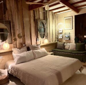 chambre dans la cabane loge pour un séjour atypique perché dans un arbre en Champagne
