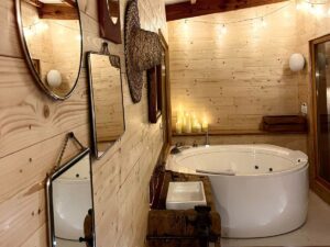 salle de bain avec baignoire balnéo dans une cabane perchée pour un séjour romantique et atypique dans la Marne