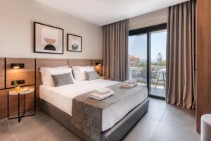 chambre avec balcon d'une des maisons en location de vacances