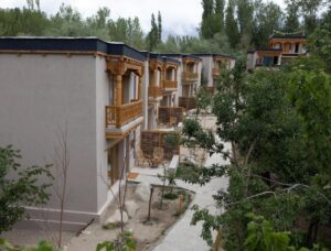 toutes les suites sont desservies par une petite allée extérieure