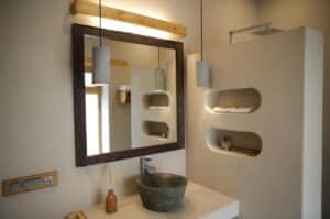 salle de douche dans chaque chambre de l'hôtel