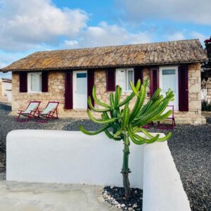 façade d'un bâtiment du village rénové et abritant maintenant des chambres d'hôtel de charme
