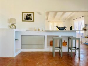 séjour d'une villa à louer avec cuisine ouverte sur le séjour et prestation hôtelière