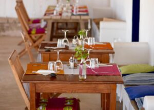 restaurant ouvert pour les 3 services et à la cuisine capverdienne et italienne