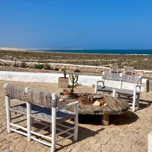 terrasse du bar avec vue sur la nature et la mer, un endroit paisible et calme pour se détendre et écouter le bruit de la mer