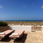 transats sur une terrasse privative d'une des villas de l'hôtel Springuera Ecolodge