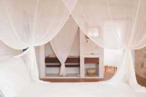 chambre avec espace rangement