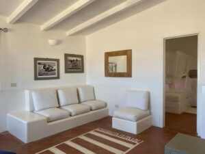 espace salon donnant sur la chambre de la villa
