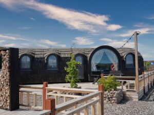 vue extérieure d'un grand igloo avec sa terrasse