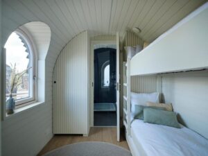 lits superposés dans l'igloo famillal donnant sur la salle de douche