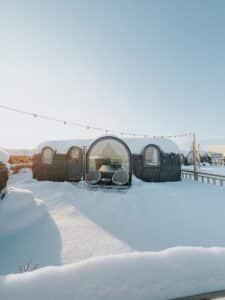 logement atypique en forme d'igloo en bois recouvert de neige sur les bords de la mer Baltique à Tallinn