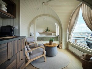 intérieur d'un igloo avec partie chambre, séjour et kitchenette