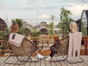 terrasse aménagée avec un salon de jardin et des couvertures pour pouvoir passer la soirée au chaud