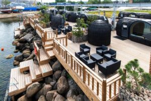logement atypique sous forme d'igloo en bois au bord de la mer Baltique avec ponton pour se baigner après un sauna