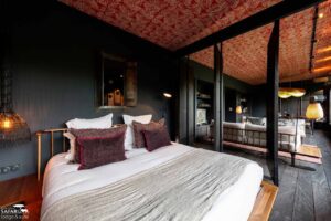 chambre ouverte sur le séjour dans un lodge avec vue sur les tigres au Zoo de la Fleche